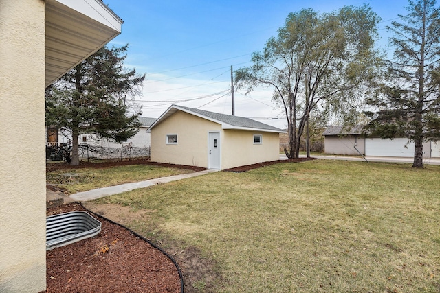 view of yard with an outbuilding