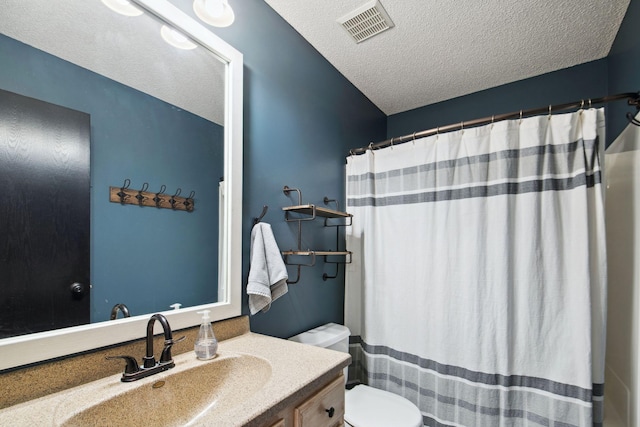 full bath with vanity, a shower with shower curtain, visible vents, a textured ceiling, and toilet