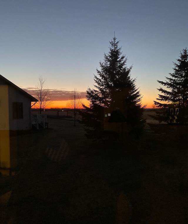 view of yard at dusk