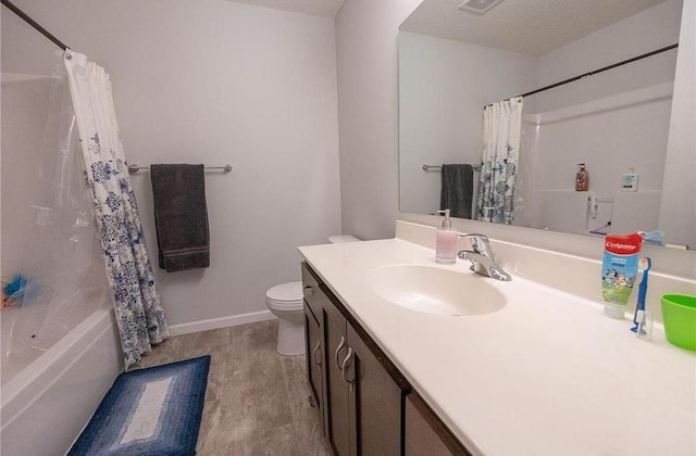 bathroom with toilet, visible vents, vanity, baseboards, and shower / bath combo with shower curtain