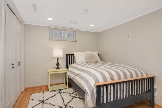 bedroom featuring recessed lighting, a closet, visible vents, wood finished floors, and baseboards