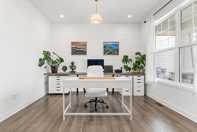 home office featuring dark wood-type flooring, recessed lighting, visible vents, and baseboards