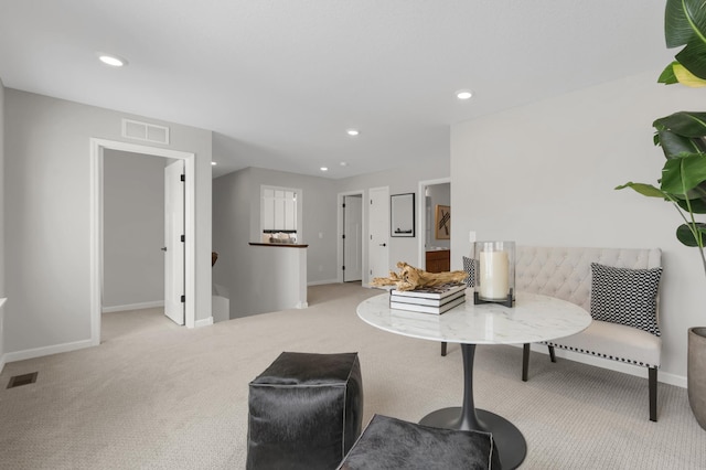 living area with baseboards, carpet, visible vents, and recessed lighting