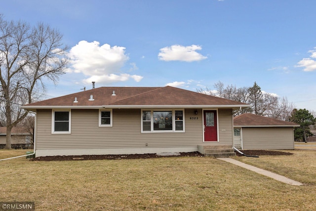 view of front of property featuring a front yard