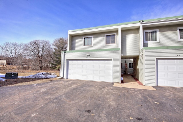 view of front of property featuring a garage and driveway