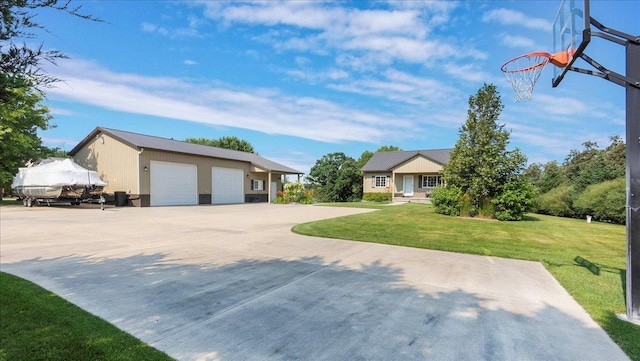 view of front of home with driveway and a front yard