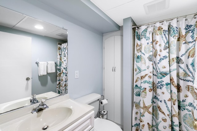 full bath with curtained shower, visible vents, vanity, and toilet