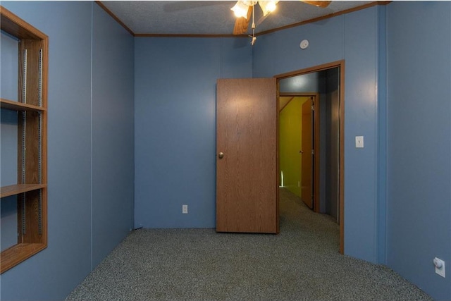 carpeted empty room featuring a ceiling fan