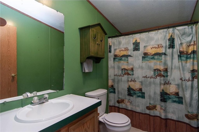 bathroom with a shower with curtain, crown molding, vanity, and toilet