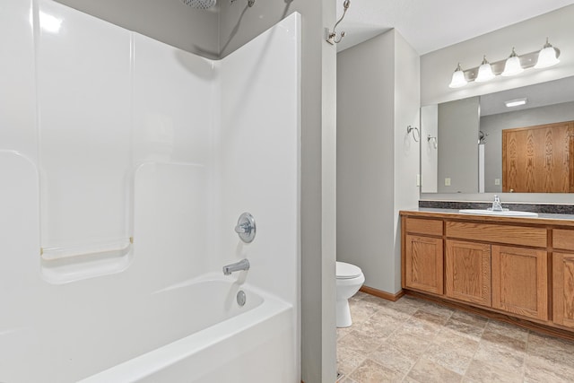 full bath with shower / bathing tub combination, baseboards, toilet, and vanity