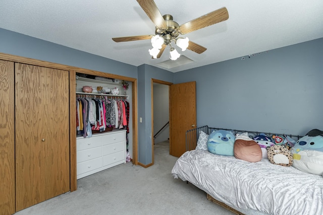 bedroom featuring carpet flooring, a ceiling fan, a closet, and a textured ceiling