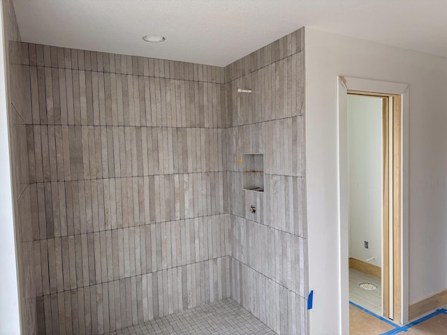 bathroom featuring tiled shower