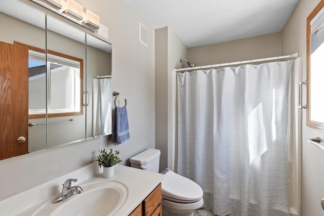 full bath featuring visible vents, toilet, vanity, and a shower with shower curtain