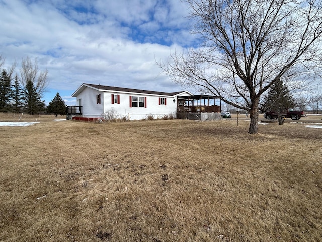 view of front of property featuring a front yard