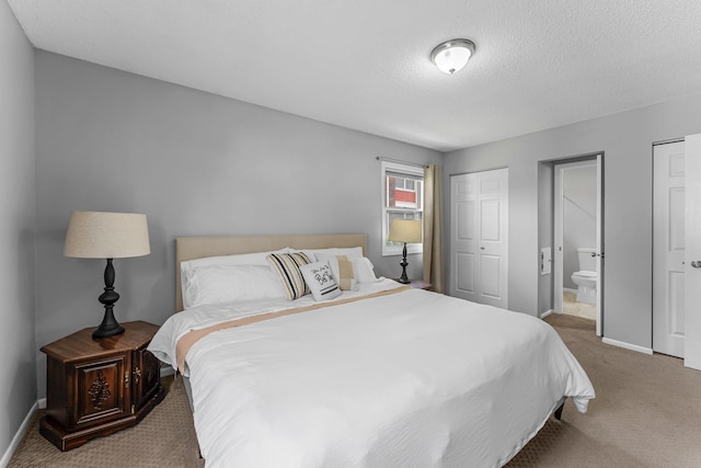 607 Adams St NE, Minneapolis, MN 55413 - carpeted bedroom featuring baseboards, a textured ceiling, and ensuite bath