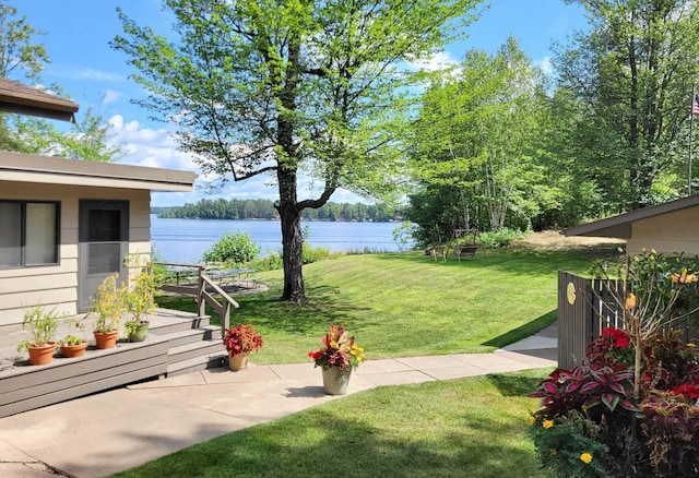 view of yard featuring a water view