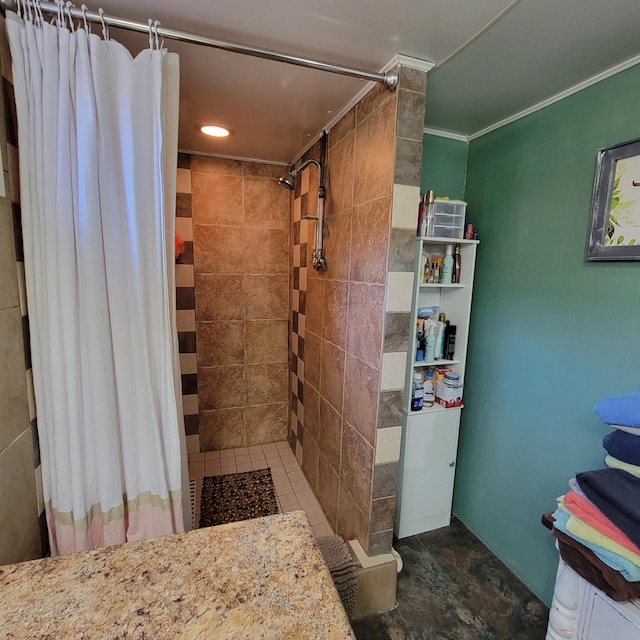 full bath featuring a tile shower and crown molding