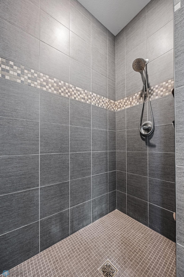 full bathroom featuring tiled shower