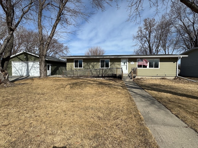 single story home featuring a front lawn