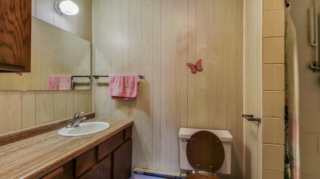 full bathroom with a shower with curtain, toilet, and vanity