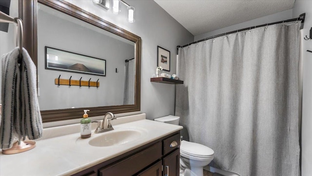 bathroom featuring a shower with shower curtain, toilet, vanity, and a textured ceiling