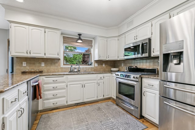 2415 Field Ct, Saint Cloud, MN 56301 - kitchen with stainless steel appliances, a sink, ornamental molding, light wood-style floors, and tasteful backsplash