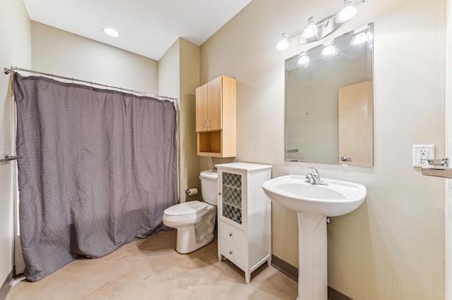 full bath featuring a sink, a shower with curtain, and toilet