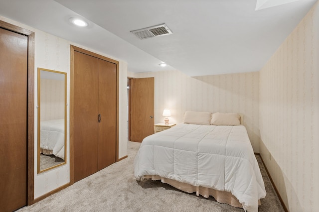 bedroom with wallpapered walls, carpet flooring, recessed lighting, and visible vents