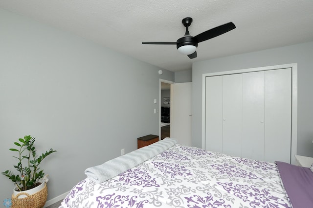 bedroom with a closet, a textured ceiling, and a ceiling fan