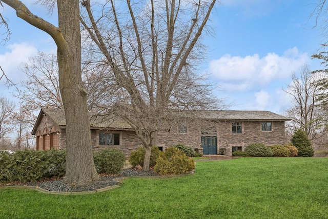 view of front of house featuring a yard