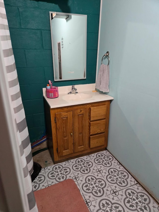 full bath featuring vanity and a shower with shower curtain