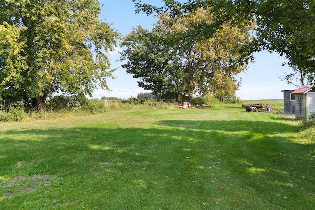 view of yard featuring a rural view