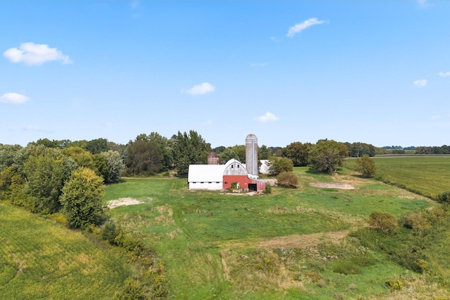 view of yard with a barn, an outdoor structure, and a rural view