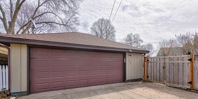 5920 Colfax Ave S, Minneapolis, MN 55419 - detached garage with fence