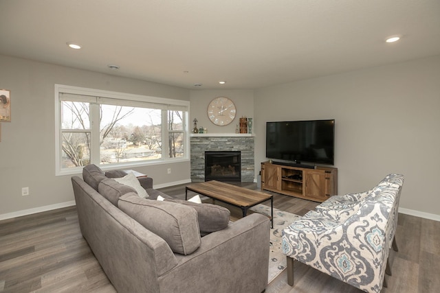 living area with recessed lighting, wood finished floors, and baseboards