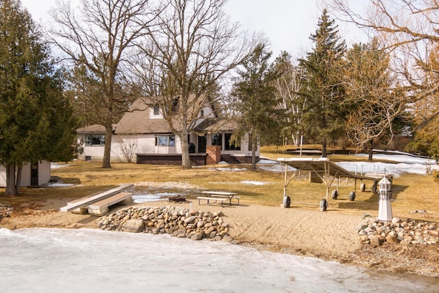 view of yard featuring a fire pit