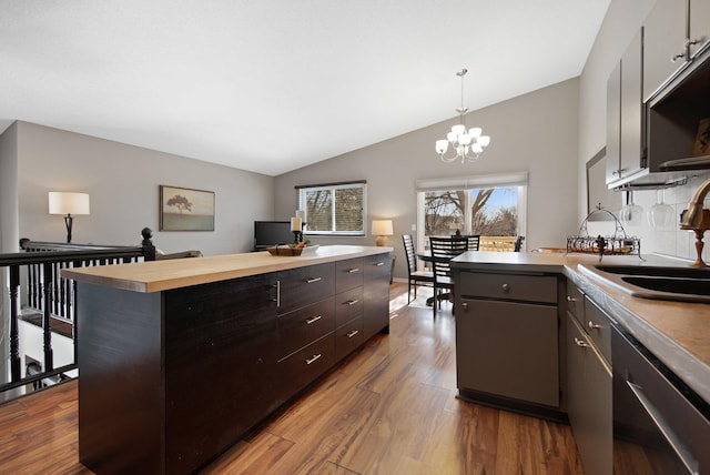 kitchen featuring a sink, open shelves, an inviting chandelier, dishwasher, and dark wood-style flooring