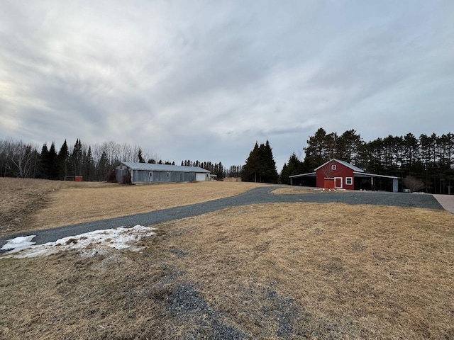 view of yard featuring an outbuilding