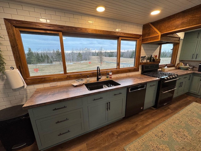 kitchen featuring a sink, gray cabinetry, double oven range, dishwashing machine, and dark wood-style flooring