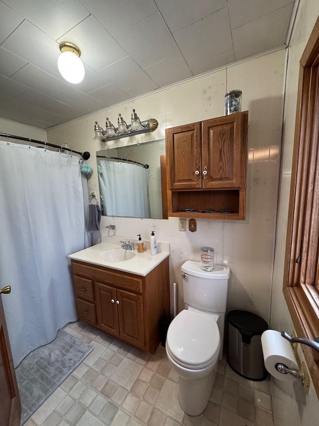 bathroom with a shower with curtain, toilet, and vanity