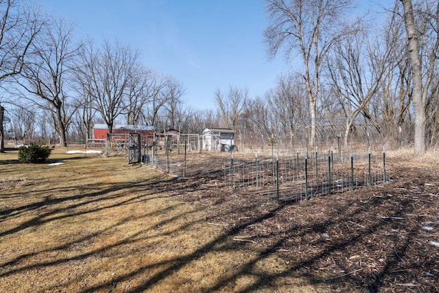 view of yard featuring an outdoor structure