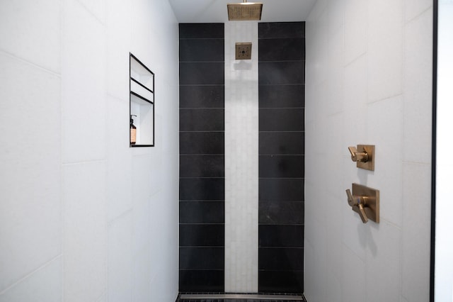 full bathroom featuring tiled shower