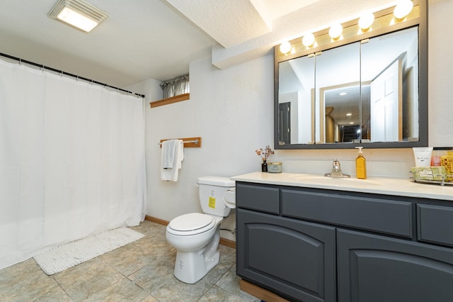 full bathroom with baseboards, toilet, vanity, and a shower with curtain