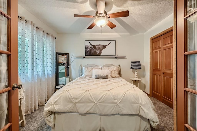 bedroom with ceiling fan, a textured ceiling, and carpet