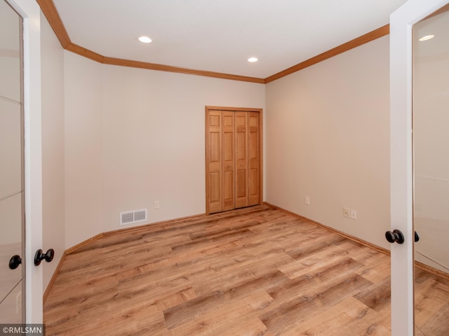 unfurnished room featuring recessed lighting, visible vents, wood finished floors, and crown molding