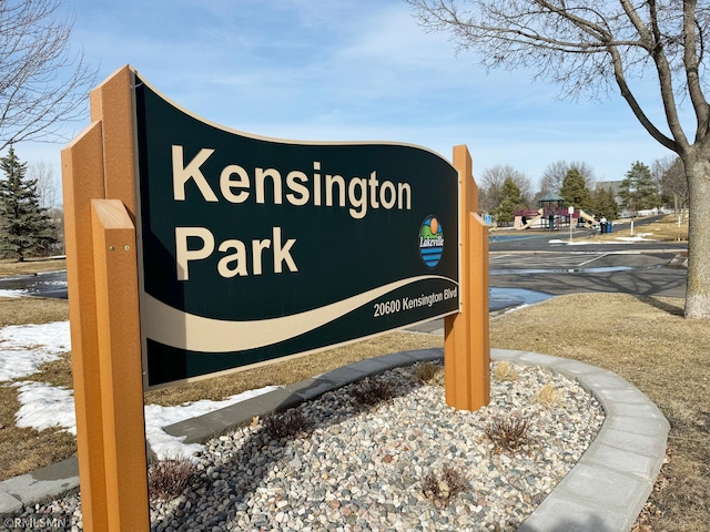 view of community / neighborhood sign