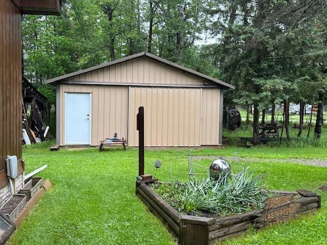 view of outdoor structure featuring an outbuilding