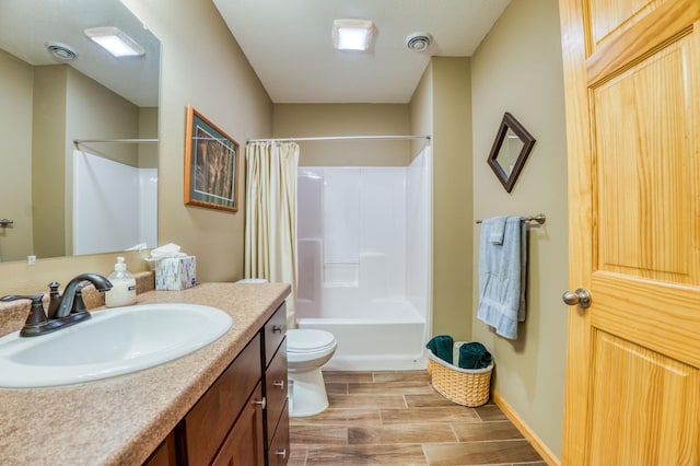 full bathroom with visible vents, wood tiled floor, toilet, shower / bath combo with shower curtain, and vanity