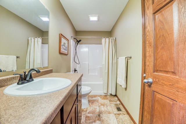 full bathroom featuring visible vents, toilet, shower / bath combination with curtain, baseboards, and vanity