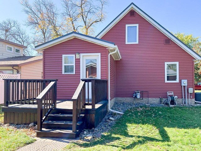 back of house featuring a yard